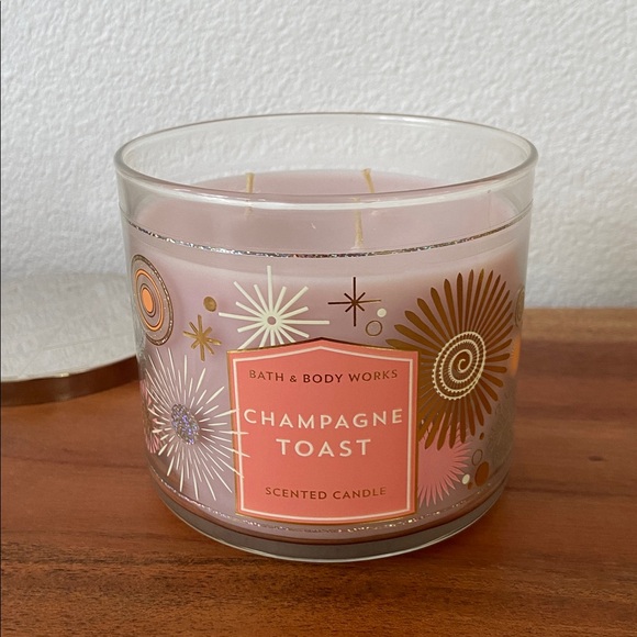 Bath & Body Works Champagne Toast scented candle cozy home vibe gold celebration - Picture 2 of 16